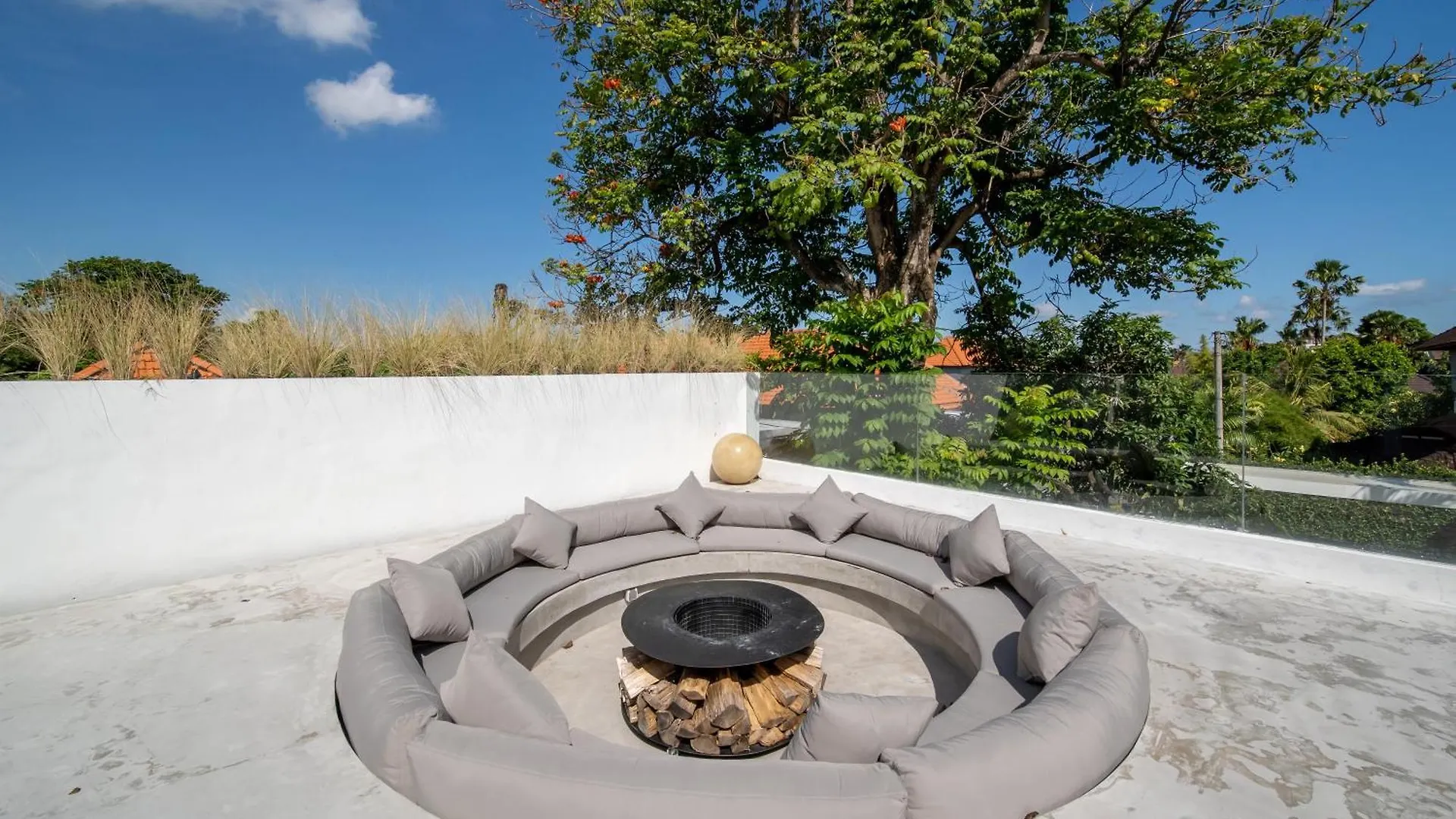 Villa Giraffe Seminyak, 4Br Short Walk To Potato Head Indonesien