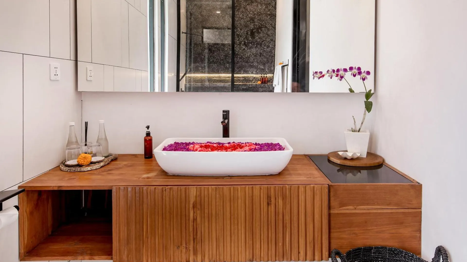 Villa Giraffe Seminyak, 4Br Short Walk To Potato Head
