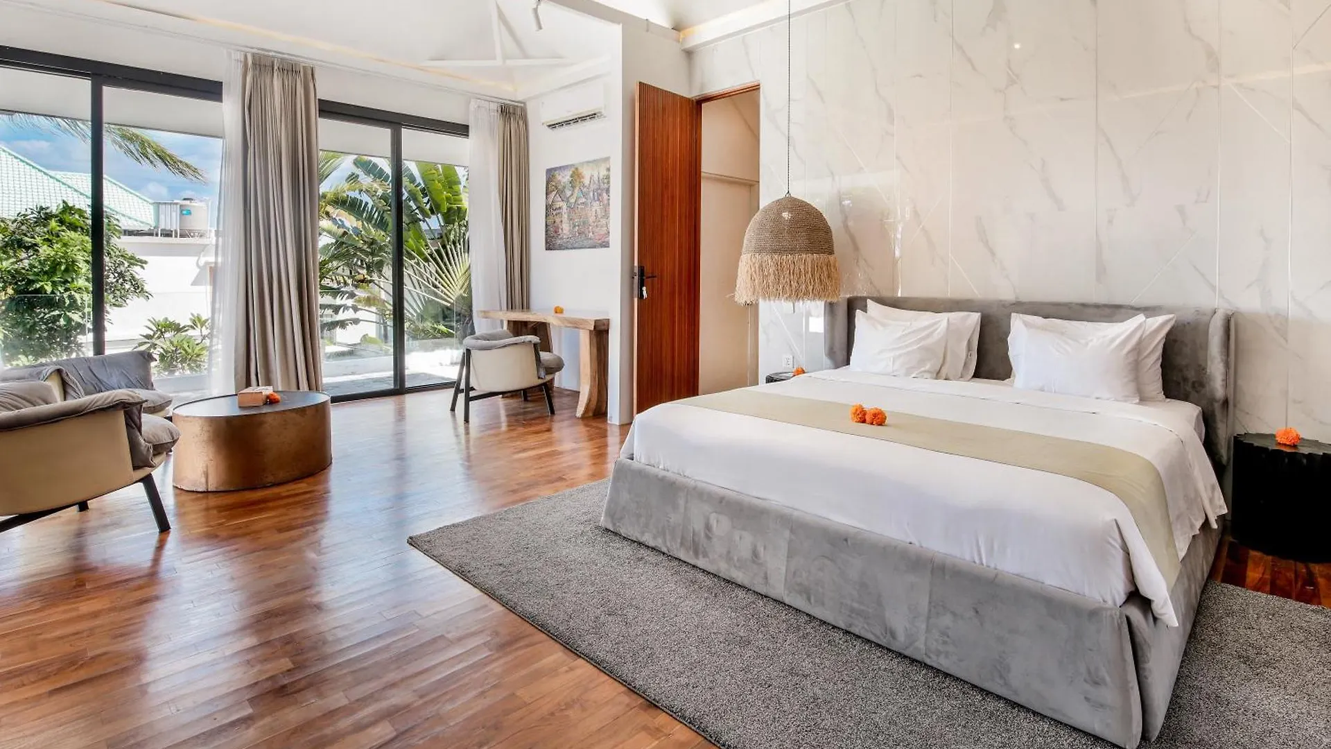 Villa Giraffe Seminyak, 4Br Short Walk To Potato Head
