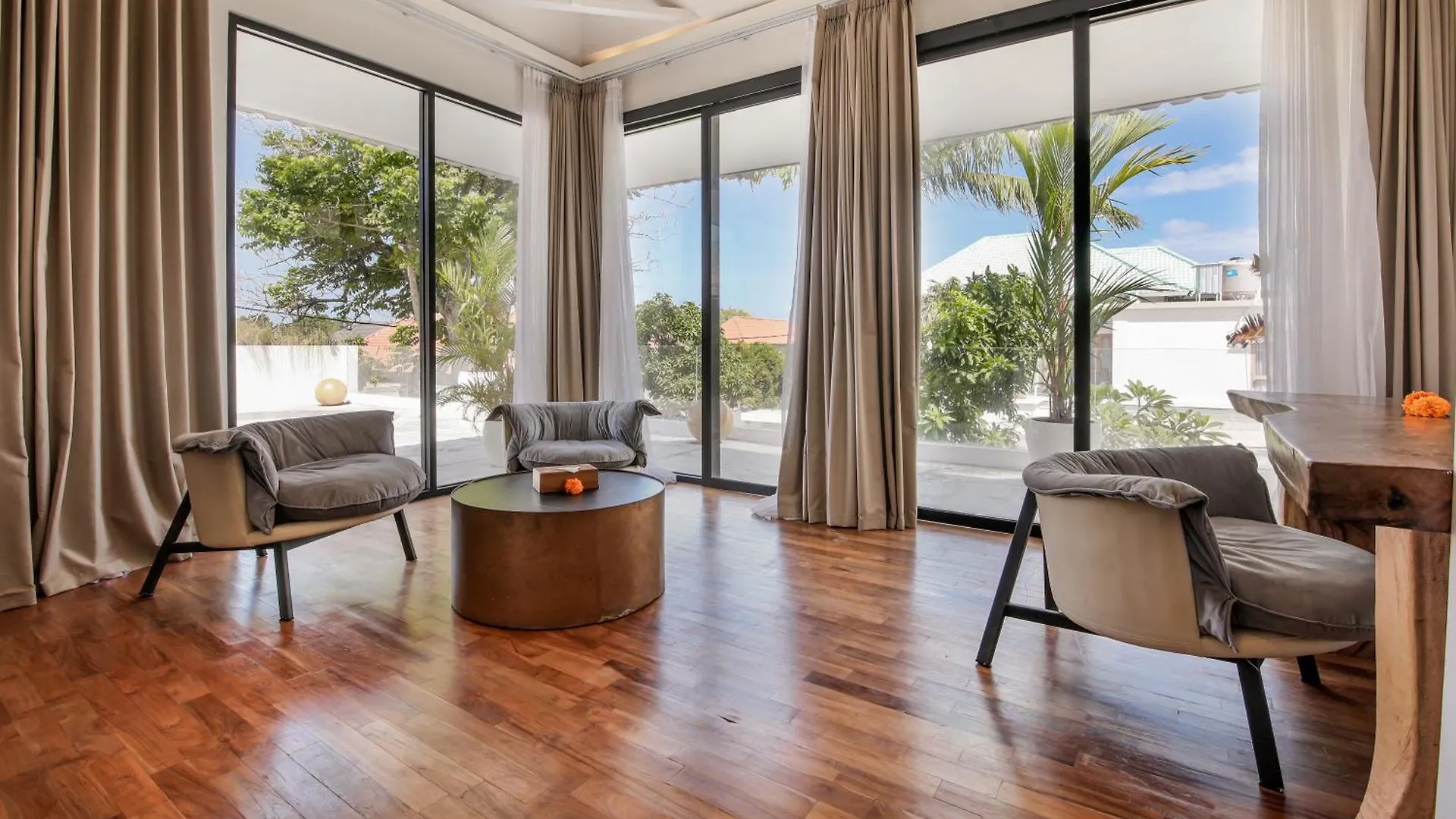 Villa Giraffe Seminyak, 4Br Short Walk To Potato Head Indonesien