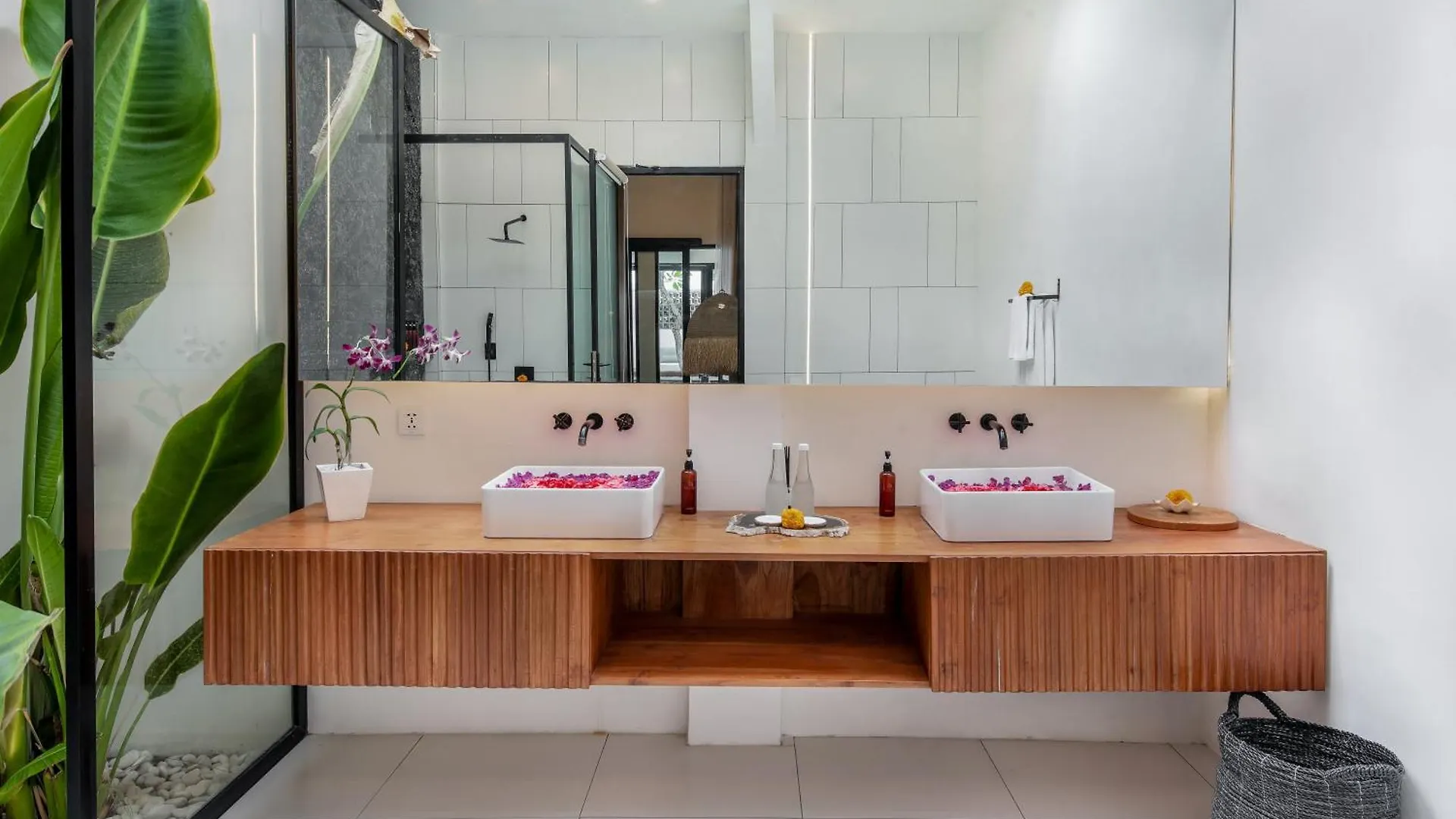 Villa Giraffe Seminyak, 4Br Short Walk To Potato Head