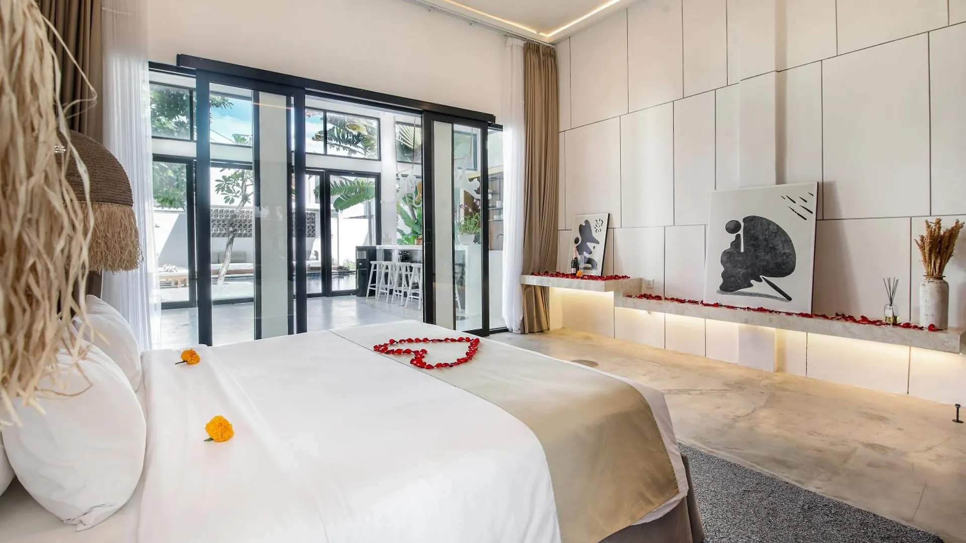 Villa Giraffe Seminyak, 4Br Short Walk To Potato Head