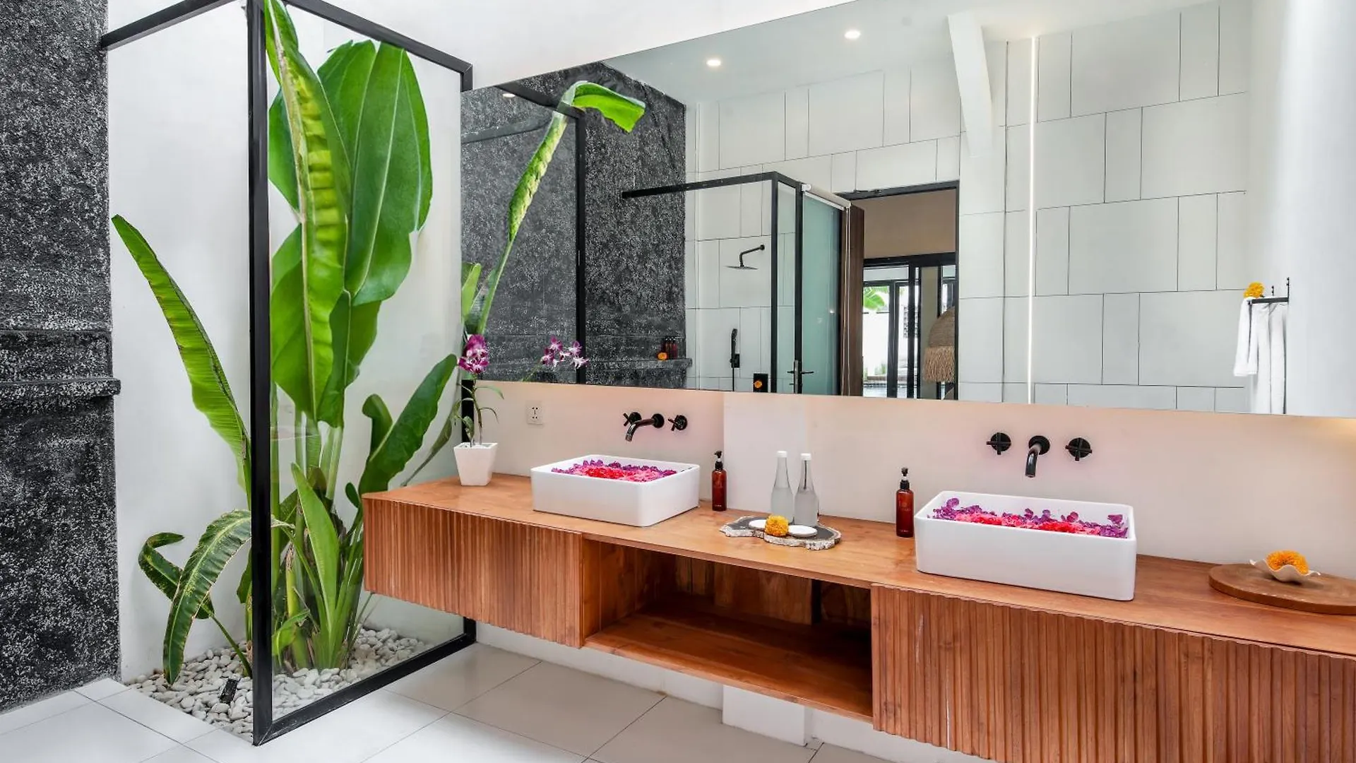 Villa Giraffe Seminyak, 4Br Short Walk To Potato Head