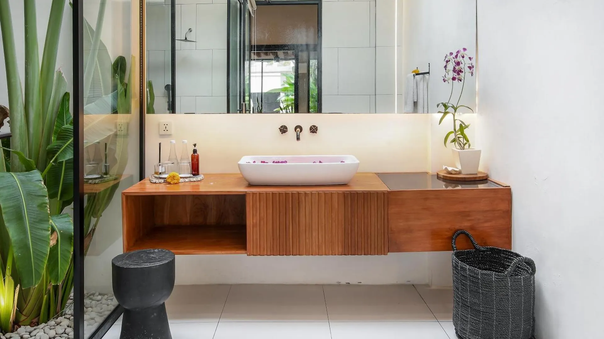 Villa Giraffe Seminyak, 4Br Short Walk To Potato Head