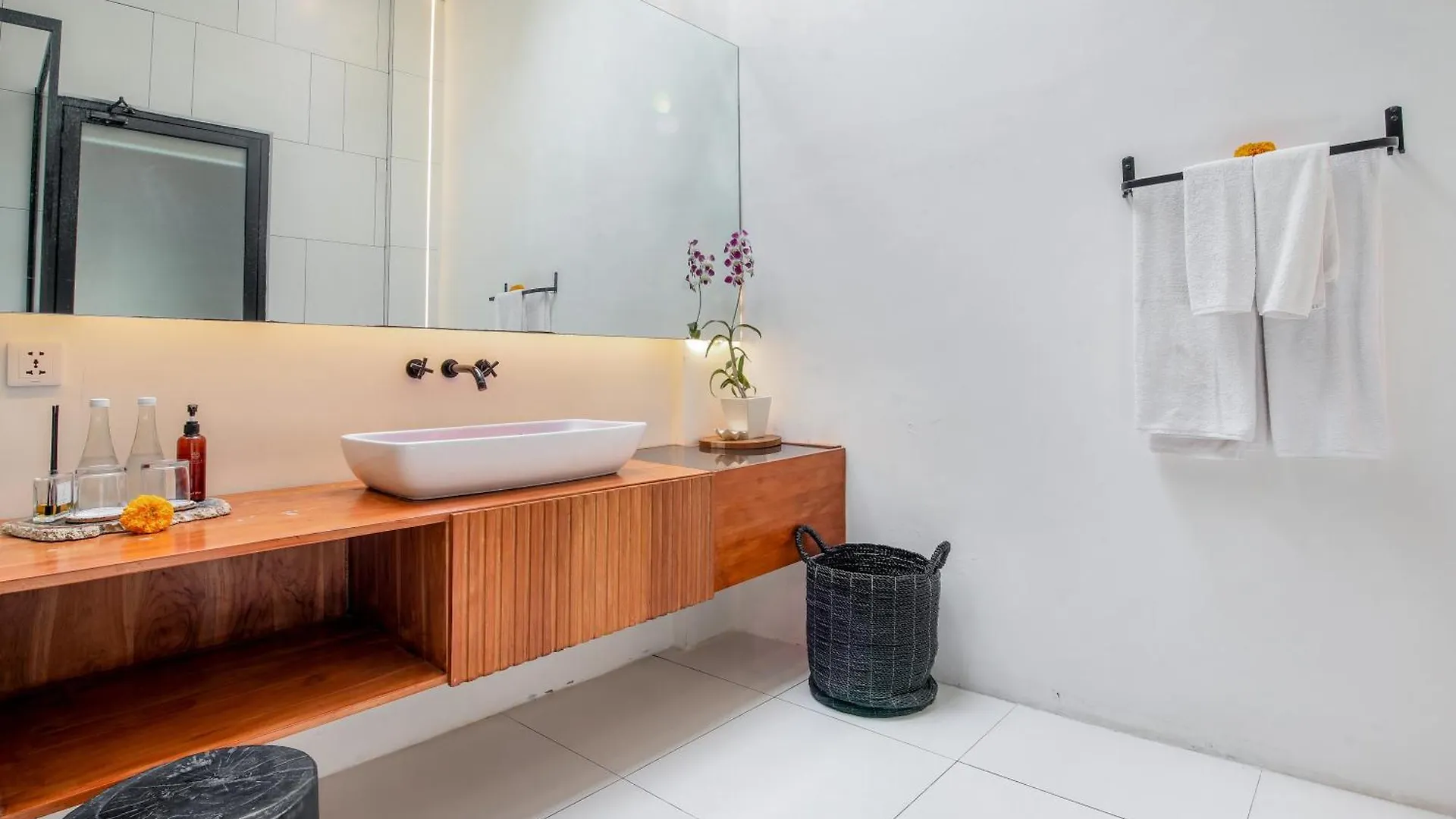 Villa Giraffe Seminyak, 4Br Short Walk To Potato Head Indonesien