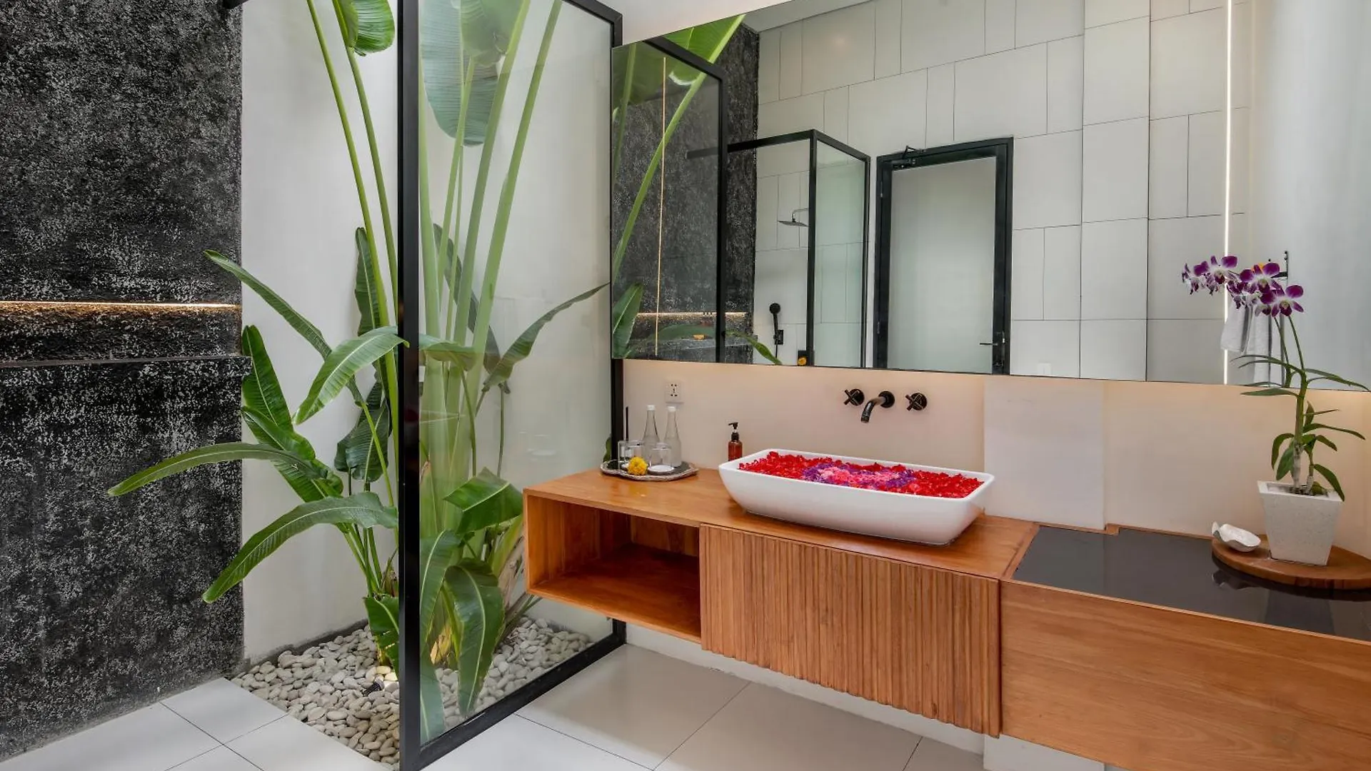 Villa Giraffe Seminyak, 4Br Short Walk To Potato Head