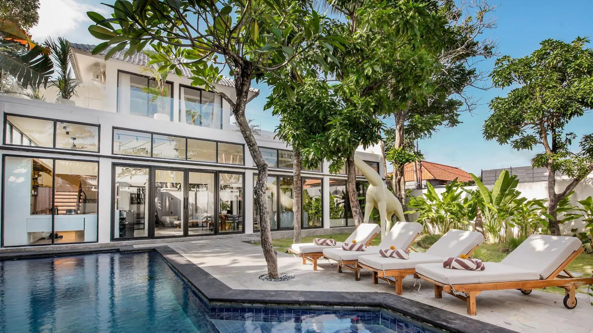 Villa Giraffe Seminyak, 4Br Short Walk To Potato Head
